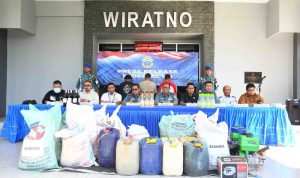 TNI AL GAGALKAN PENYELUNDUPAN SIANIDA DAN MIRAS SENILAI RP 654 JUTA DI PERAIRAN MANADO