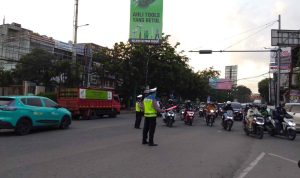 Unit Lalu Lintas Polsek Medan Satria Atur Arus Lalu Lintas di Pintu Gerbang Harapan Indah, Bekasi Kota