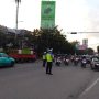 Unit Lalu Lintas Polsek Medan Satria Atur Arus Lalu Lintas di Pintu Gerbang Harapan Indah, Bekasi Kota