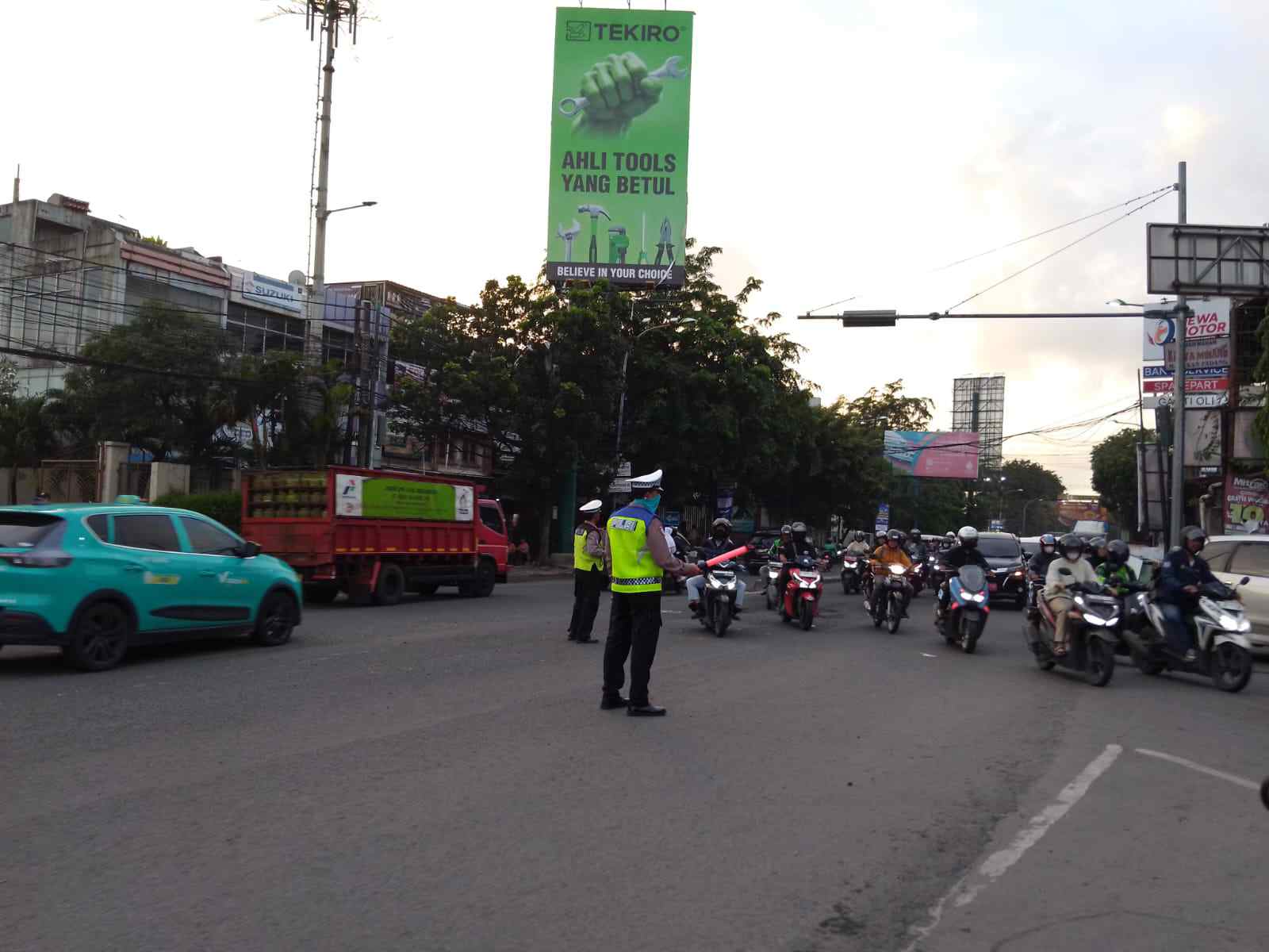 Unit Lalu Lintas Polsek Medan Satria Atur Arus Lalu Lintas di Pintu Gerbang Harapan Indah, Bekasi Kota
