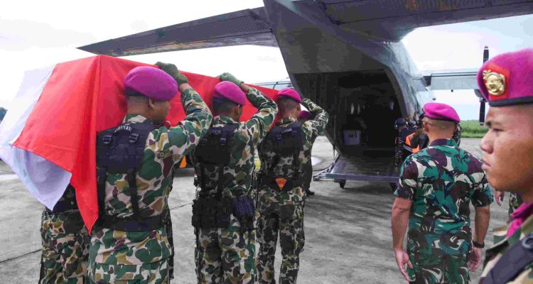 PANGKORMAR PIMPIN PELEPASAN DUA JENAZAH PRAJURIT MARINIR TNI AL, TOTAL 10 PRAJURIT TELAH DITEMUKAN