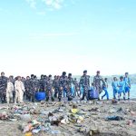 TNI AL GELAR AKSI BERSIH PANTAI TELUK DALAM AMBON