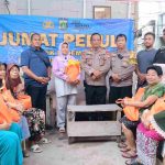 Dukung Jaga Jakarta, Polsek Pademangan Bagikan Sembako ke Warga