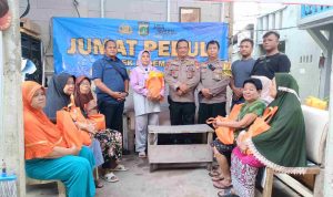 Dukung Jaga Jakarta, Polsek Pademangan Bagikan Sembako ke Warga