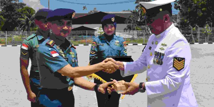 Purna Tugas Dengan Kehormatan, Danlanal Bintan Lepas Keberangkatan Serma Kom (Purn) Muzadi
