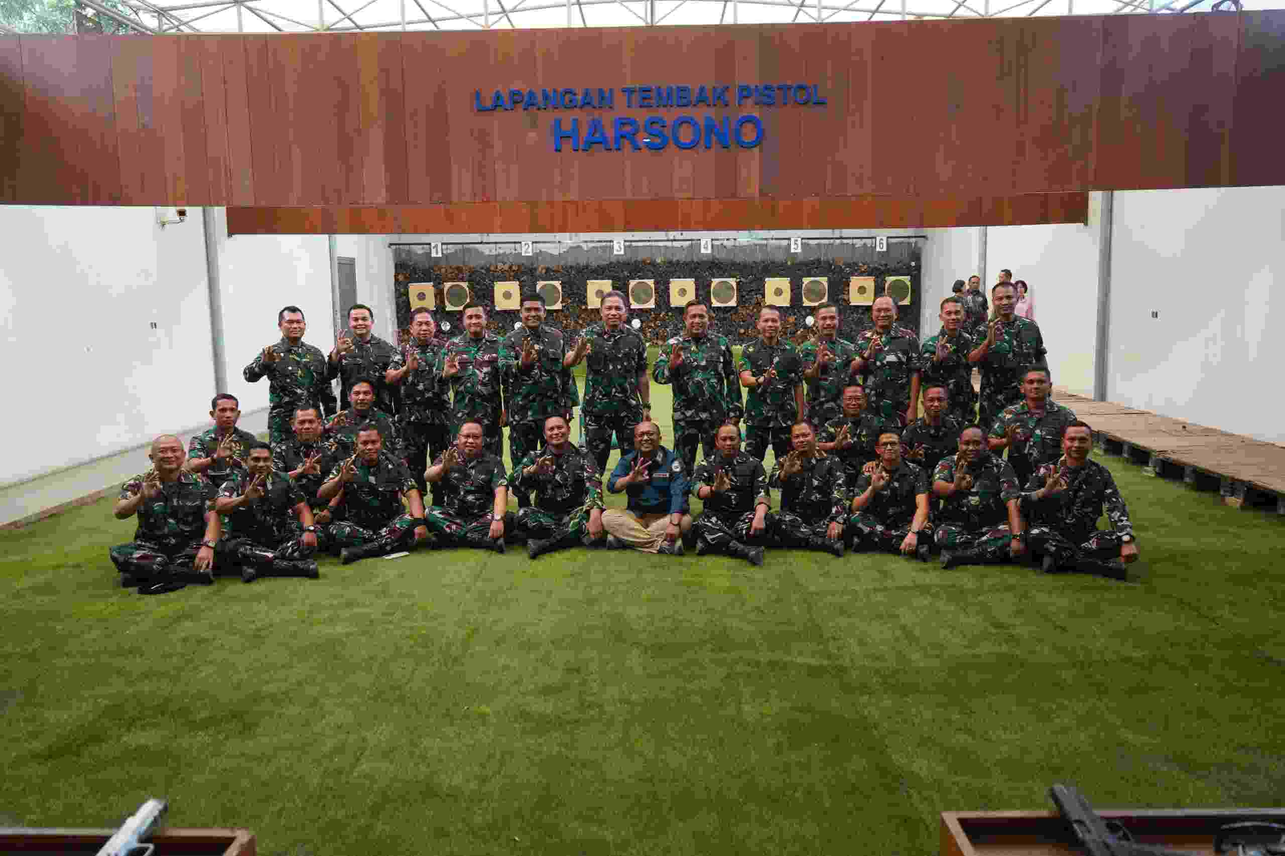 ADU KETANGKASAN, DANKODAERAL III GELAR LOMBA MENEMBAK PISTOL ANTAR PERWIRA KODAERAL III
