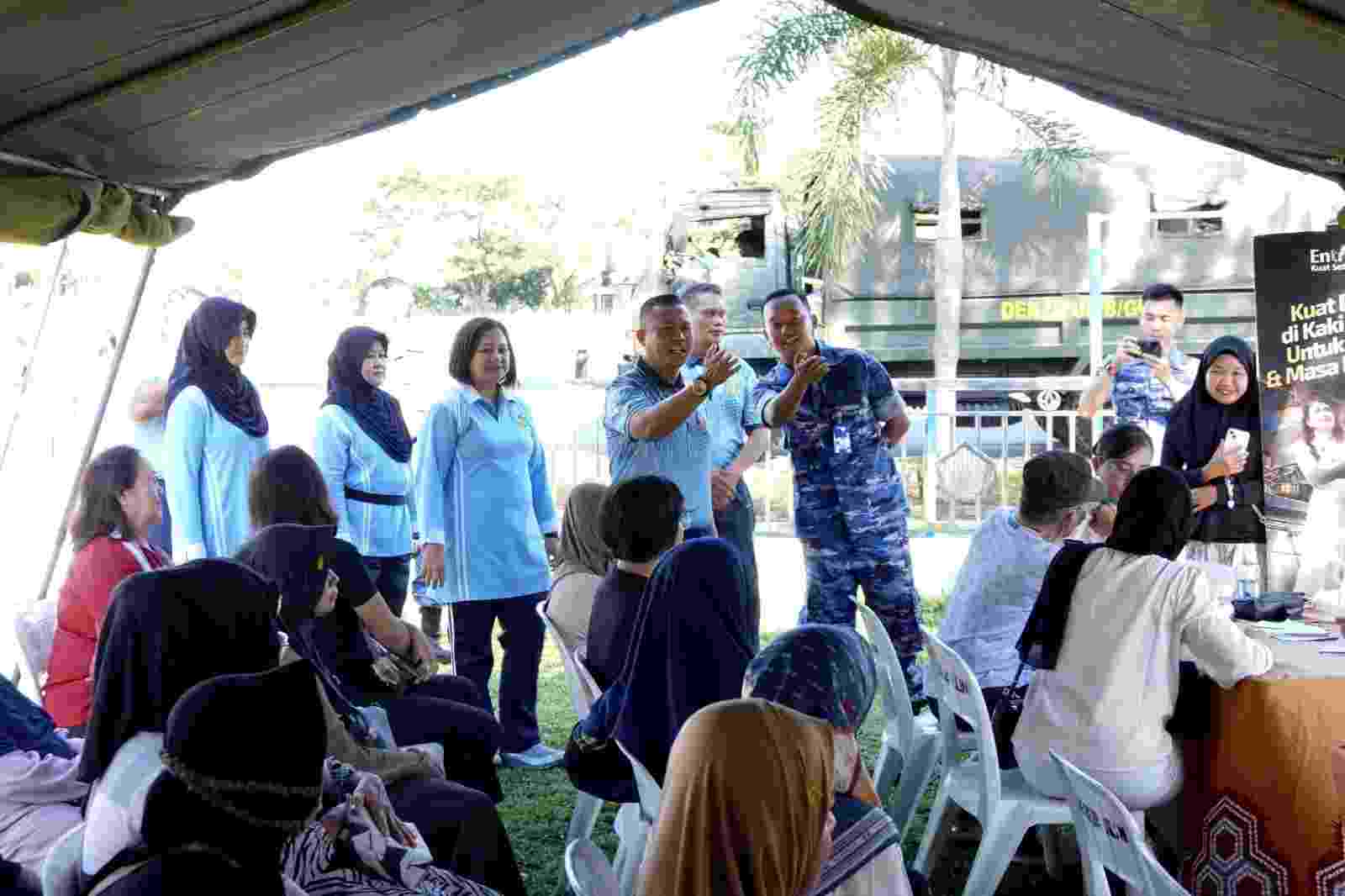 Wujud Kepedulian Kepada Rakyat Banua, Lanud Sjamsudin Noor Gelar Layanan Kesehatan Gratis dan Bazar Murah