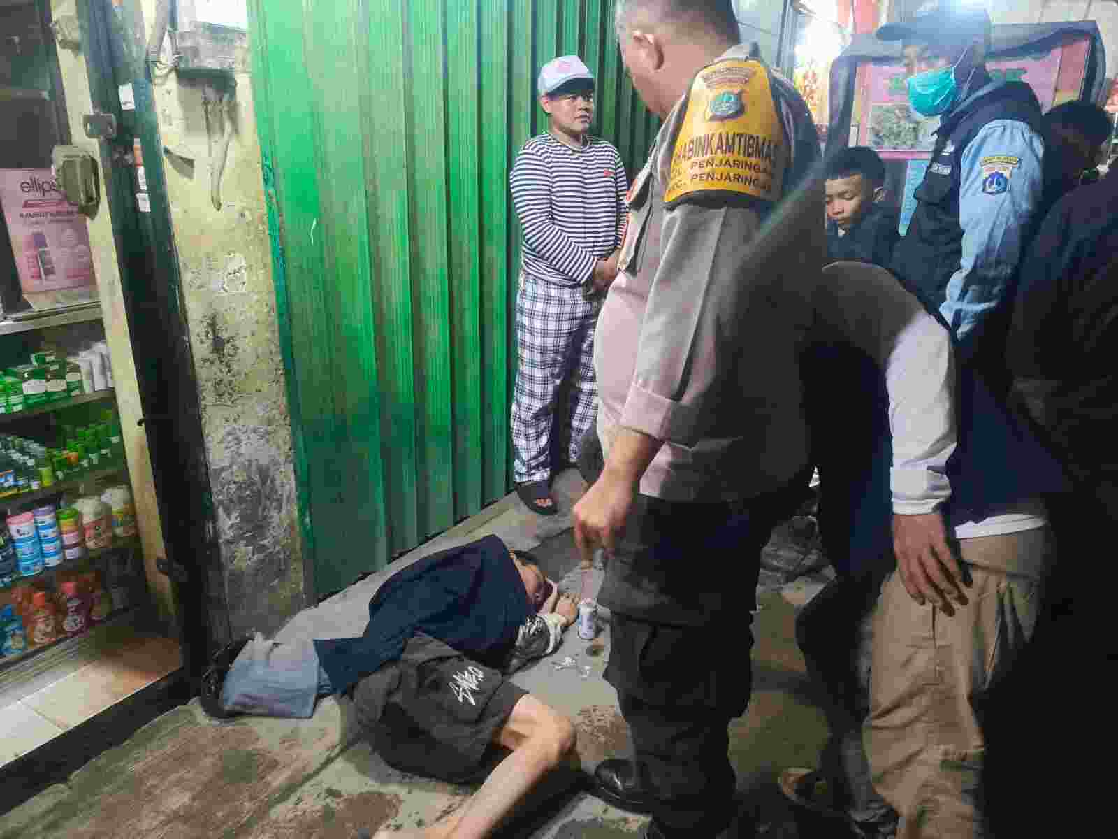 Pria Tanpa Identitas Ditemukan Tergeletak di Penjaringan, Polisi Sigap Evakuasi Korban