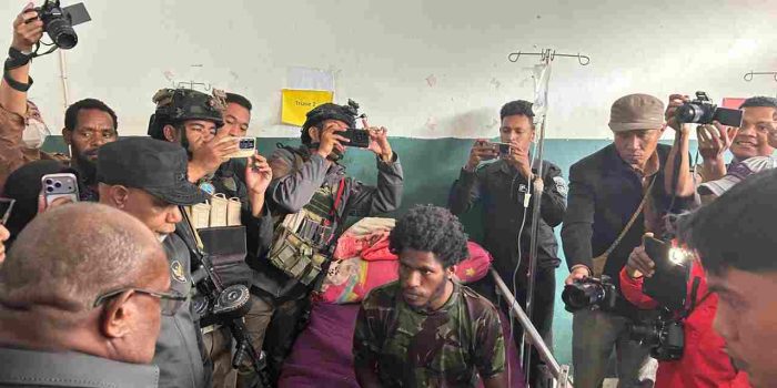 Kodim 1714/Puncak Jaya dan Polri Kawal Ketat Gubernur Papua Tengah Tinjau Korban Insiden Sinak, Instruksikan Status Tanggap Darurat dan Biaya Medis Ditanggung Penuh