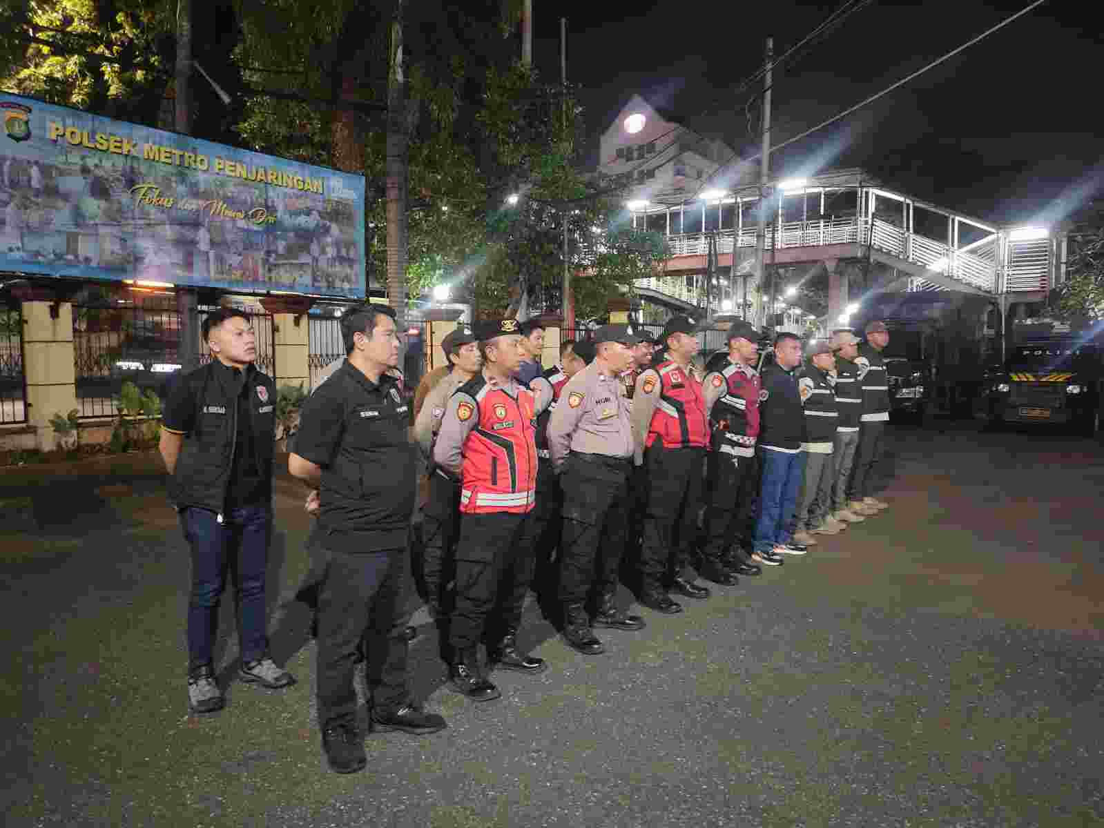 POLSEK METRO PENJARINGAN GELAR APEL KRYD, ANTISIPASI TAWURAN DAN KEJAHATAN JALANAN DI MALAM HARI