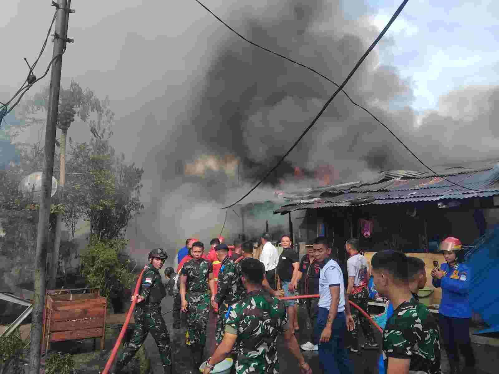 AKSI SIGAP PRAJURIT TNI AL PADAMKAN KEBAKARAN PEMUKIMAN DI KOTA MANADO