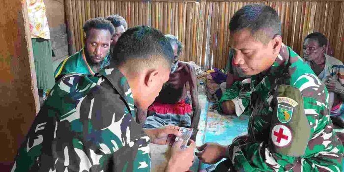 Tim Kesehatan Satgas TMMD Gerak Cepat Layani Warga Yang Sakit