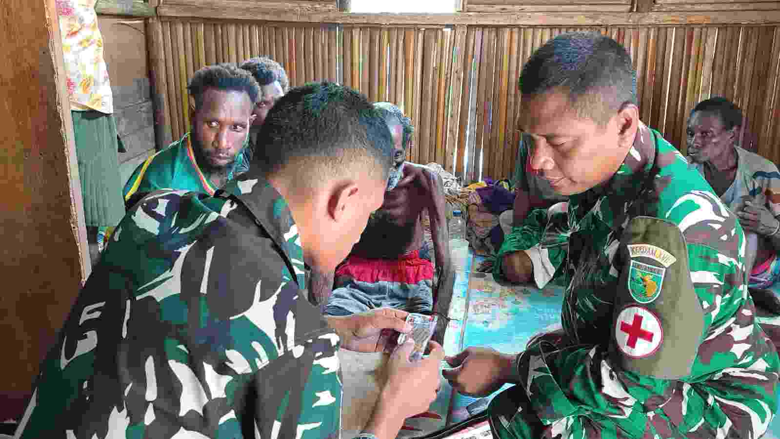 Tim Kesehatan Satgas TMMD Gerak Cepat Layani Warga Yang Sakit