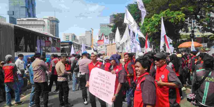 100 Orang Buruh Datangi DPR/MPR dalam Rangka Mayday, Polda Metro Jaya Menyambut dengan Humanis