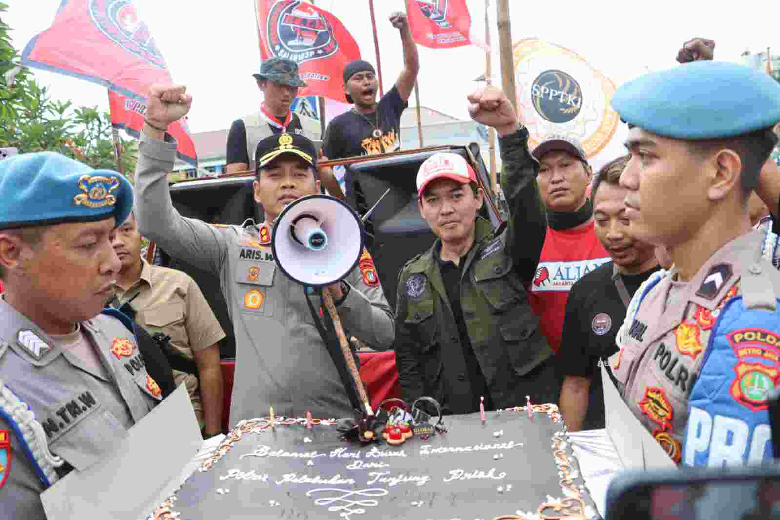 Kapolres Tanjung Priok, Beri Kejutan May Day, Buruh dan Sopir Deklarasikan Keselamatan Kerja