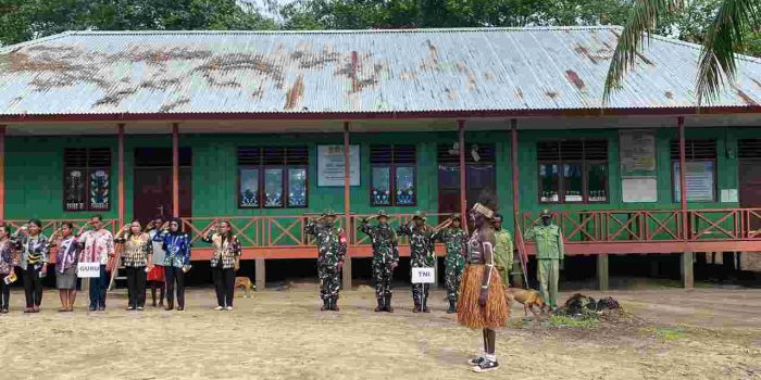 Antusiasme Tinggi Warnai Upacara Hardiknas di SD Naena Kekwa Bersama Satgas TMMD Kodim 1710/Mimika