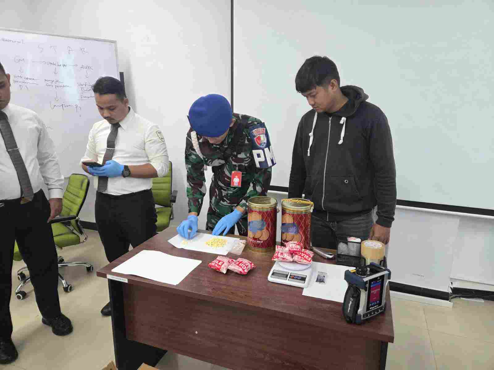 Sinergi Lanud RSN dan Avsec Gagalkan Penyelundupan 1.969 Butir Ekstasi di Bandara SSK II