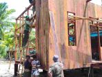 Satgas TMMD dan Warga Kebut Pemasangan Dinding Rumah Niko Makare