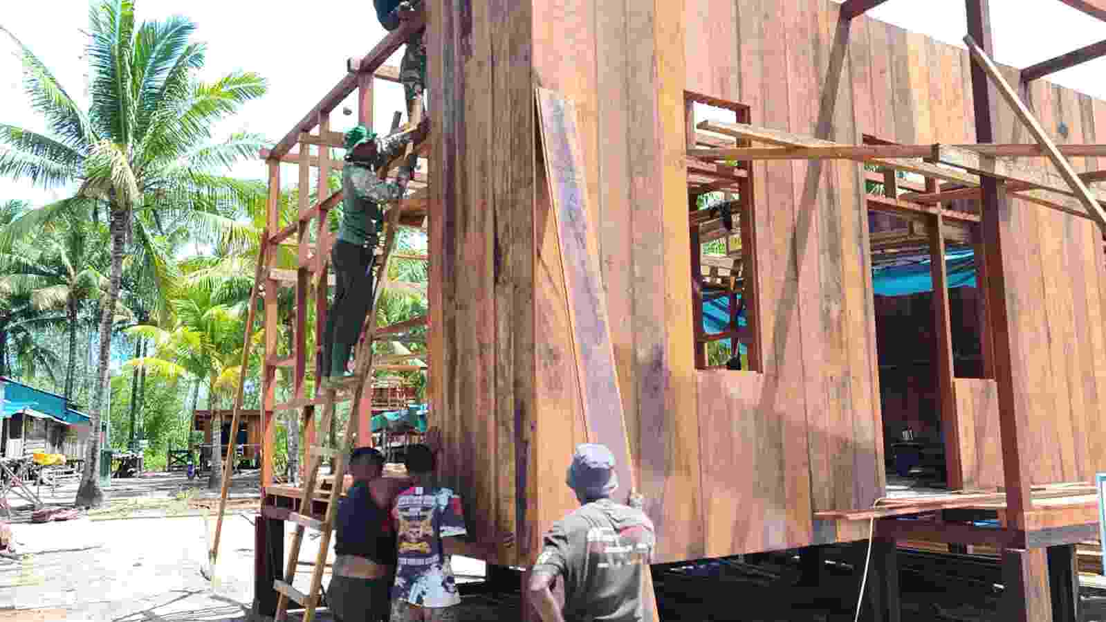 Satgas TMMD dan Warga Kebut Pemasangan Dinding Rumah Niko Makare
