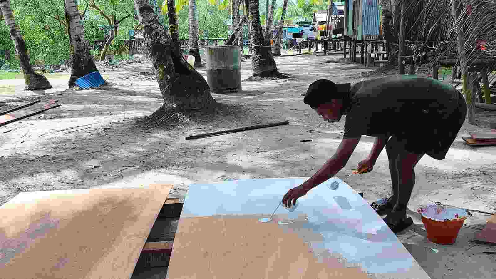 Satgas TMMD Kodim 1710/Mimika Lakukan Pengecatan Triplek Demi Hasil Maksimal