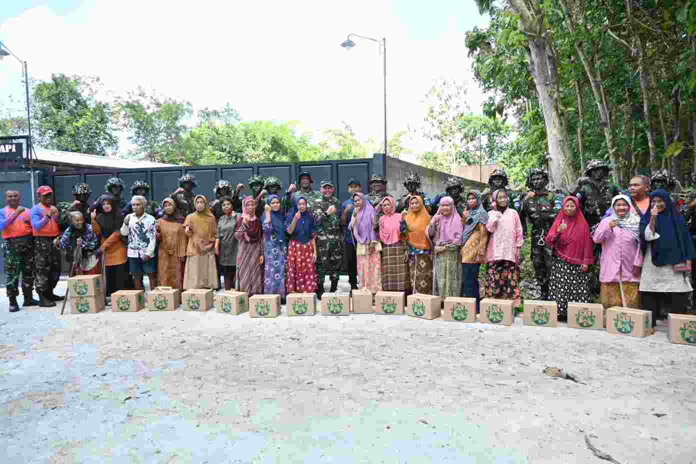 Peduli Masyarakat Sekitar, Danwingdik 400/Matukjur Bagikan Bansos di Sela Latganda Prasis Semaba PK TNI AU