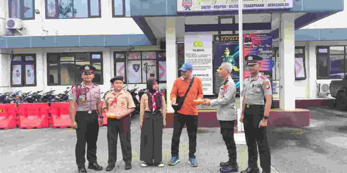 Siswa SDN 021 Tugu Utara Serahkan Hasil Panen ke Polsek Koja, Dukung Program Peduli Lingkungan