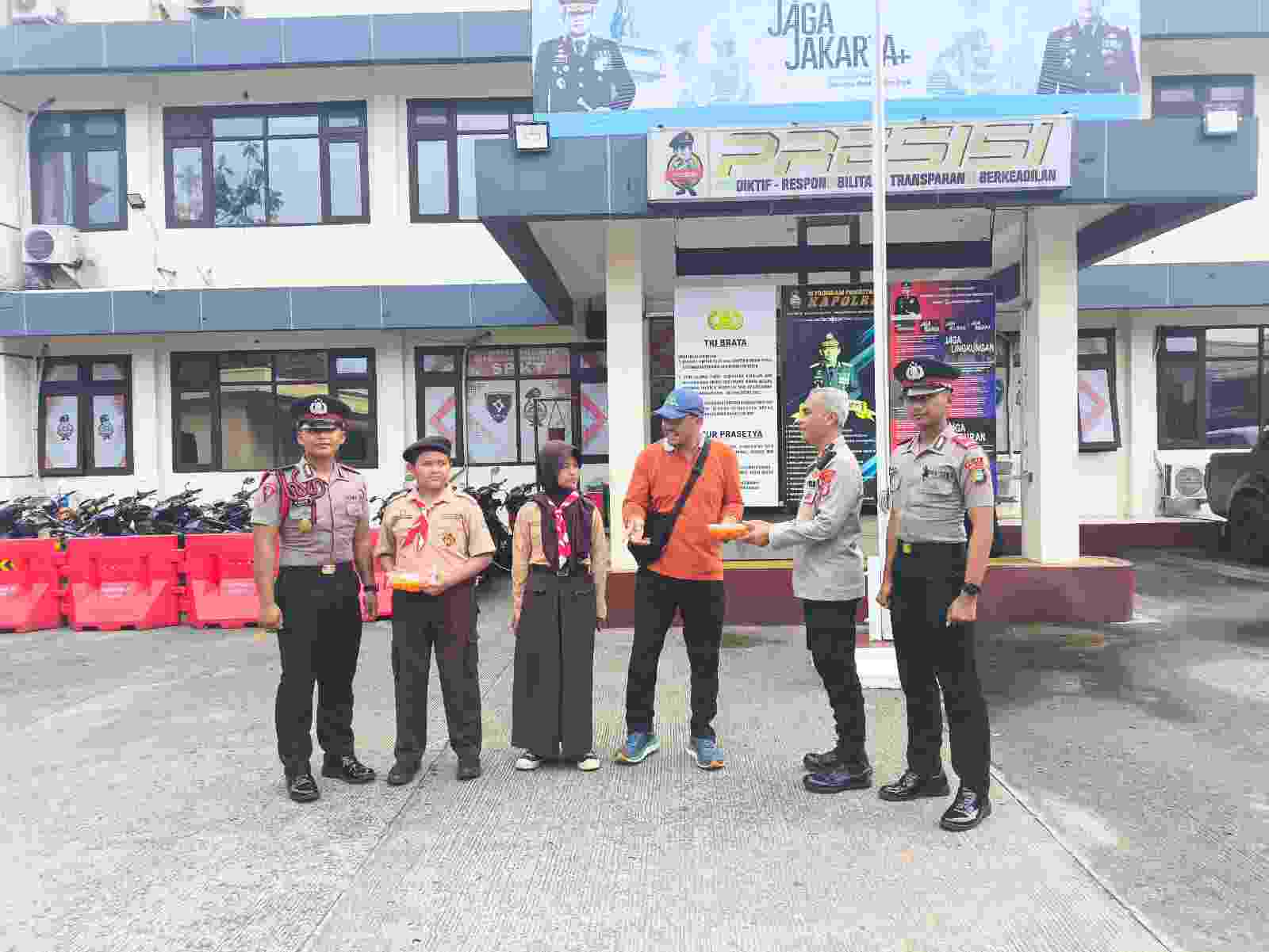 Siswa SDN 021 Tugu Utara Serahkan Hasil Panen ke Polsek Koja, Dukung Program Peduli Lingkungan
