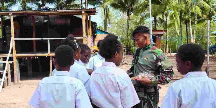 Senyum Hangat Anak-Anak Warnai Kebersamaan dengan Satgas TMMD ke-128 Kodim 1710/Mimika