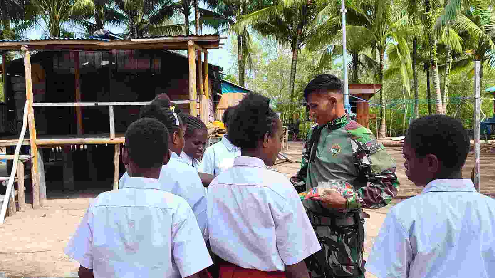 Senyum Hangat Anak-Anak Warnai Kebersamaan dengan Satgas TMMD ke-128 Kodim 1710/Mimika