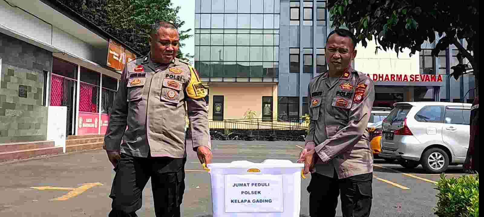 Polsek Kelapa Gading Gelar Jumat Peduli, Bagikan 50 Nasi Kotak untuk Ojol dan Warga