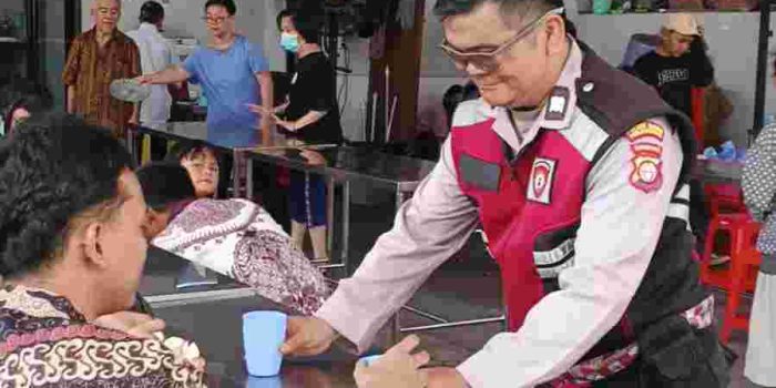 Jum’at Peduli Polsek Metro Penjaringan, 500 Paket Makanan Dibagikan untuk Warga dan Pekerja Lapangan