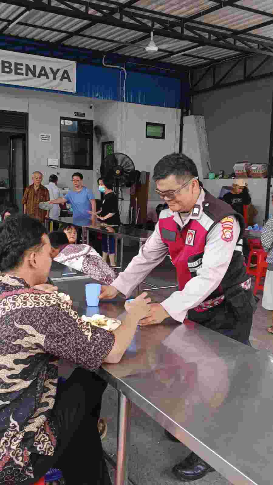 Jum’at Peduli Polsek Metro Penjaringan, 500 Paket Makanan Dibagikan untuk Warga dan Pekerja Lapangan