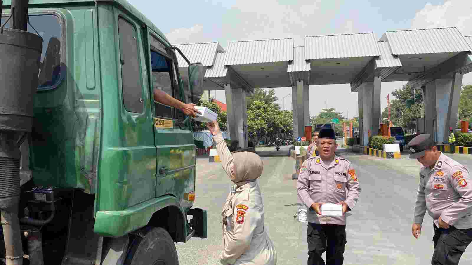 Jumat Berkah Peduli Wujud Kepedulian Polri Dan Sosialisasikan Layanan Polri 110