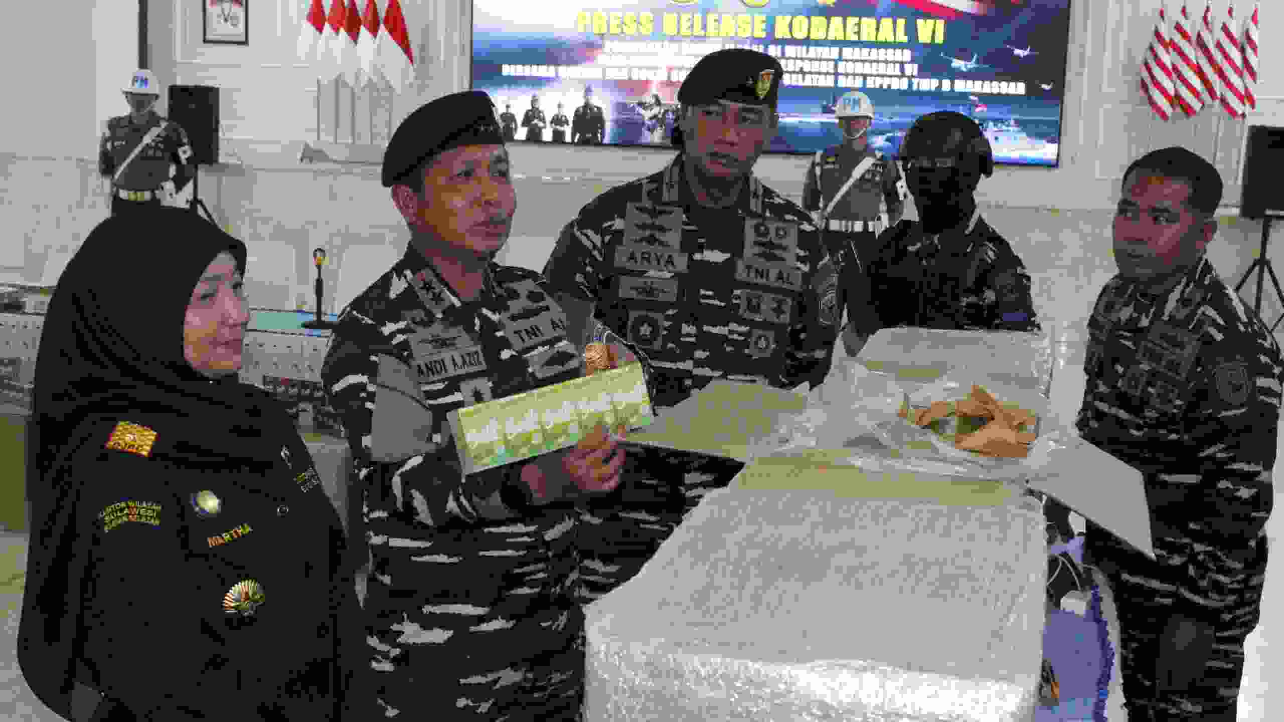 SINERGITAS TNI AL DAN BEA CUKAI GAGALKAN PENYELUNDUPAN 3.9 JUTA BATANG ROKOK ILEGAL DI MAKASSAR, SELAMATKAN KERUGIAN NEGARA MILIARAN RUPIAH