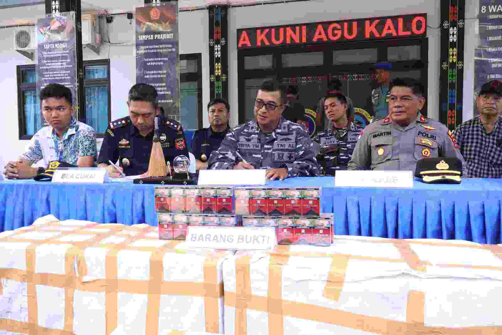 TNI AL BERSAMA APARAT GABUNGAN GAGALKAN PENYELUNDUPAN ROKOK ILEGAL DI LABUAN BAJO