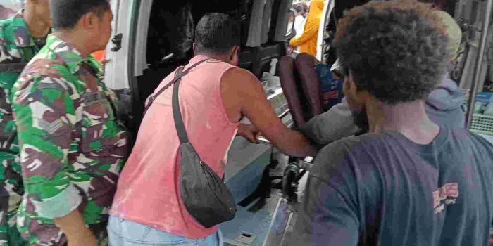 Satgas TMMD Tunjukkan Kepedulian dengan Evakuasi Warga Sakit