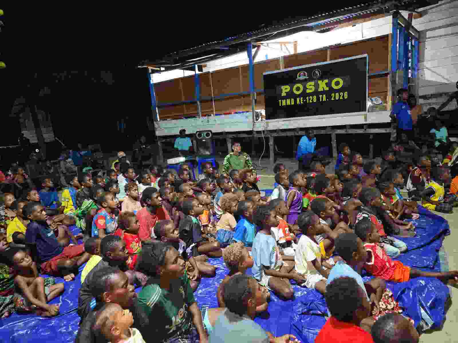 Nonton Bareng Film Edukasi, Satgas TMMD Bagikan Makanan Bergizi kepada Anak-Anak Kampung Keakwa