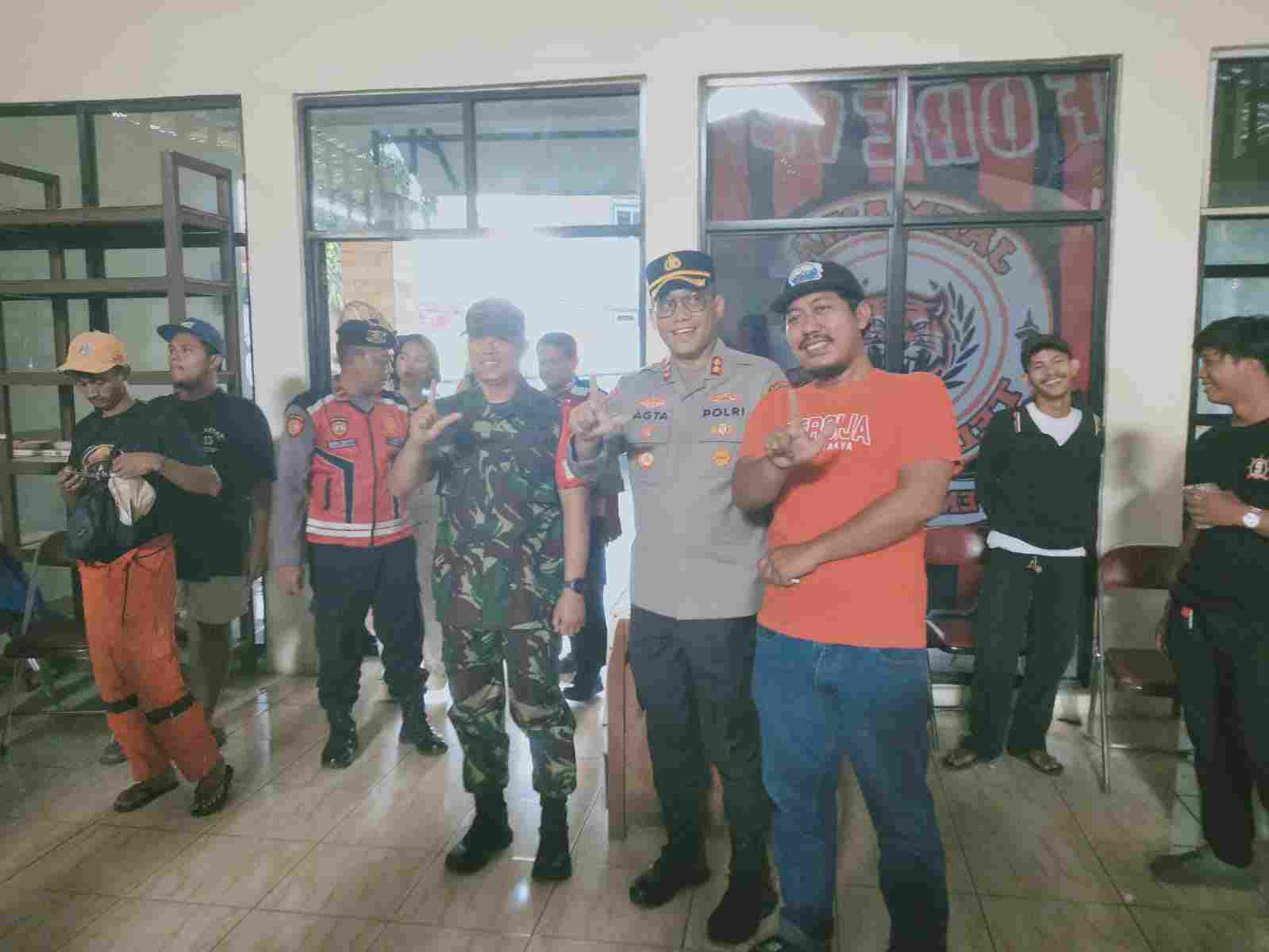 Ratusan Jak Mania Nobar Persija vs Persip Bandung di Pejagalan, Polisi dan TNI Jaga Situasi Tetap Kondusif