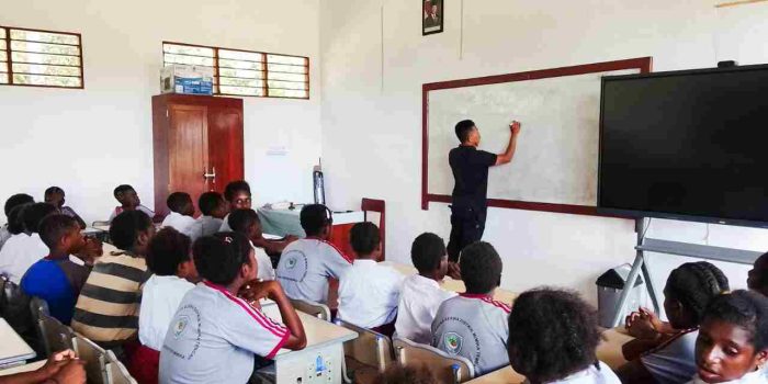 Satgas TMMD Ke-128 Kodim 1710/Mimika Beri Penyuluhan Bahaya Narkoba dan Lem Aibon kepada Pelajar