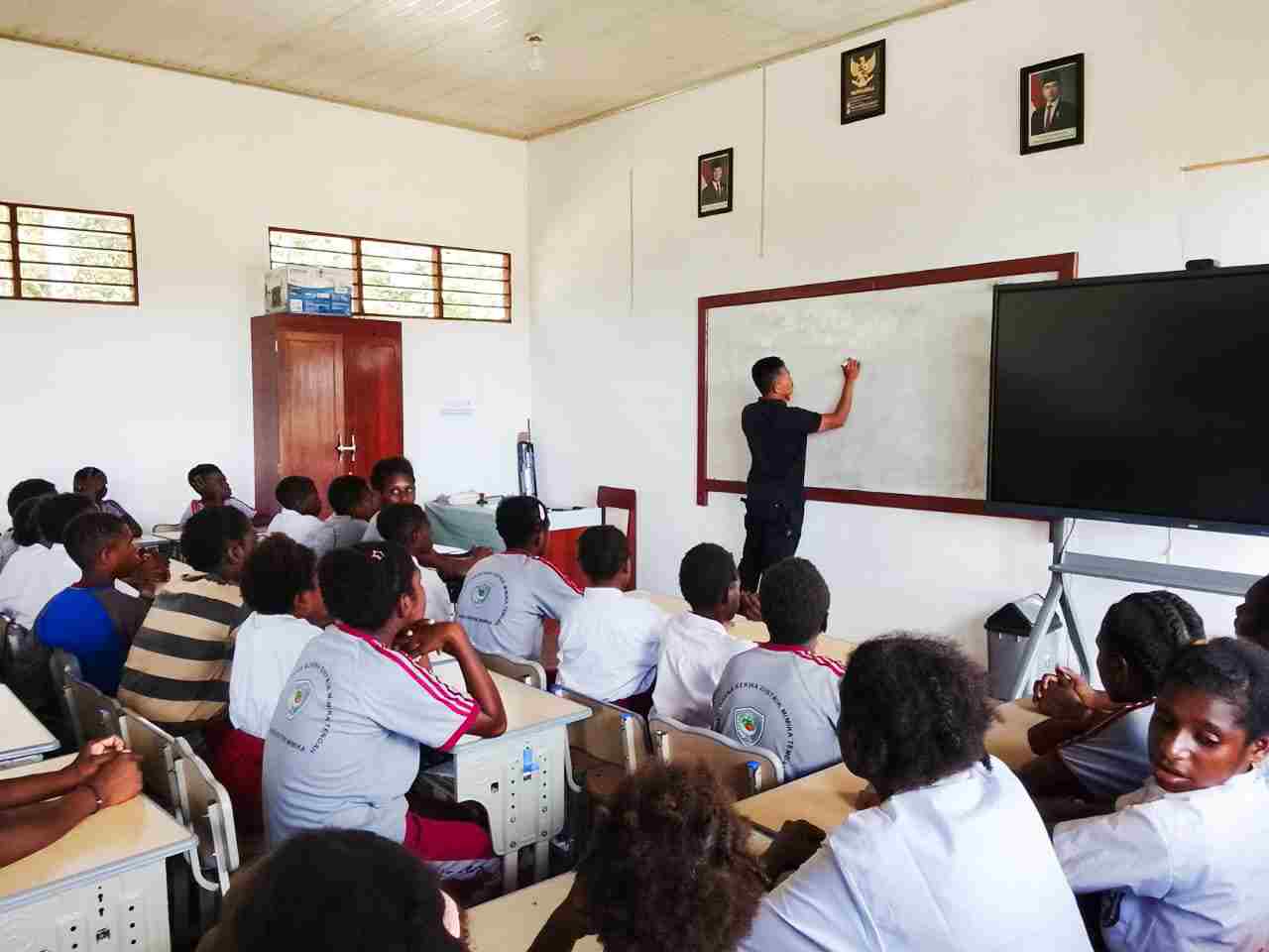 Satgas TMMD Ke-128 Kodim 1710/Mimika Beri Penyuluhan Bahaya Narkoba dan Lem Aibon kepada Pelajar