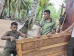 Satgas TMMD Tuntaskan Pemasangan Pintu MCK Umum di Kampung Keakwa
