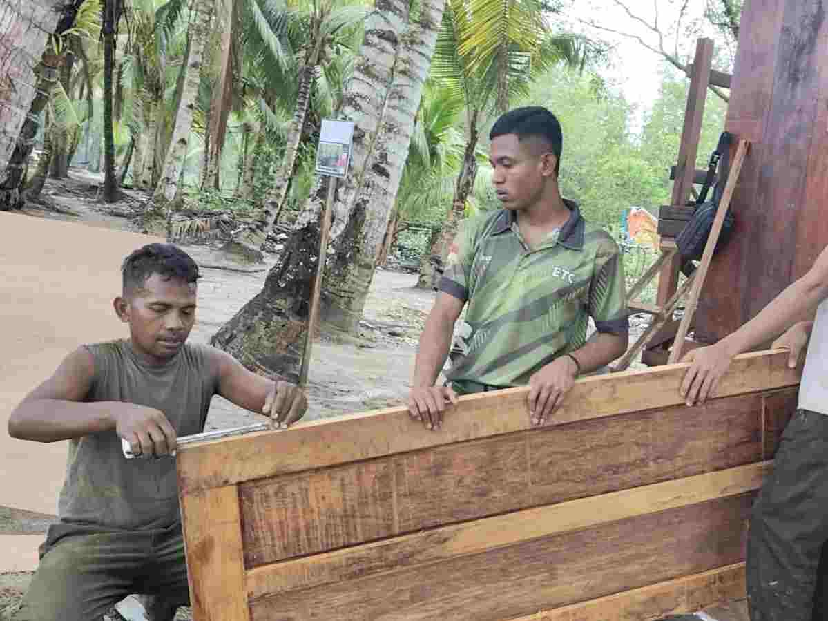 Satgas TMMD Tuntaskan Pemasangan Pintu MCK Umum di Kampung Keakwa