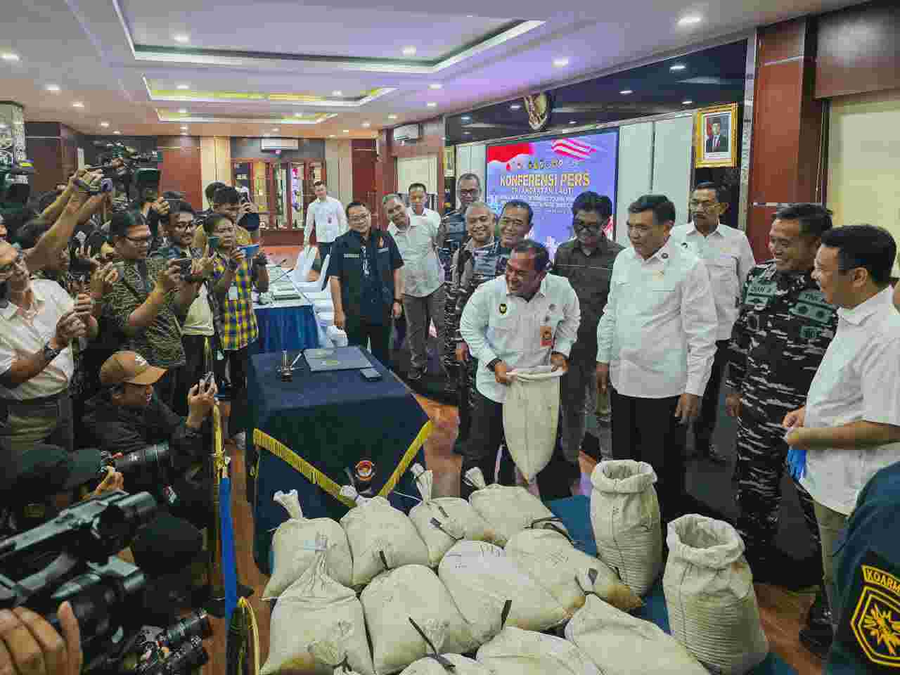 TNI AL PERKETAT PENEGAKAN HUKUM, DISTRIBUSI ILEGAL PASIR TIMAH DAN BERBAGAI AKTIVITAS ILEGAL BERHASIL DIGAGALKAN
