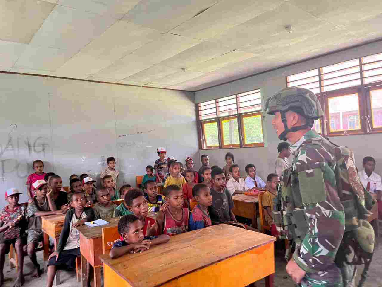 TNI Tanamkan Wawasan Kebangsaan Melalui Program Papua Pintar