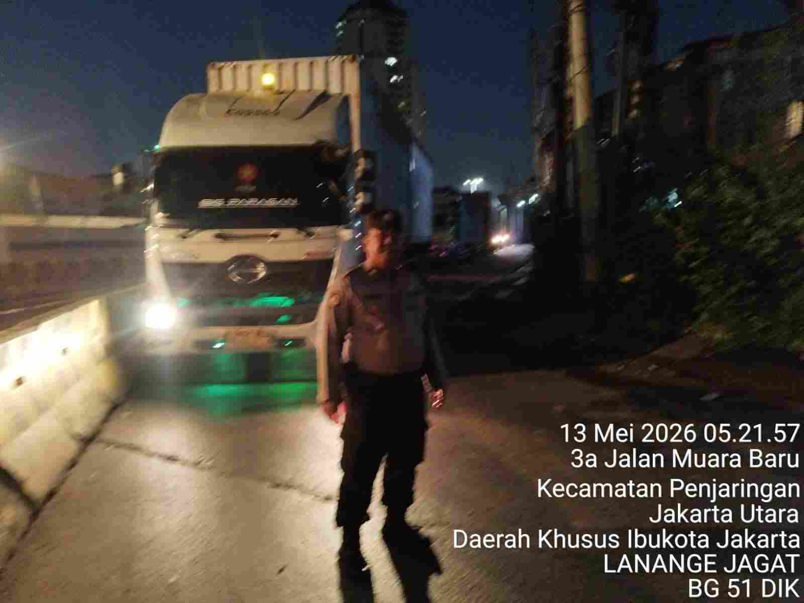 Respon Cepat Aduan Warga, Polisi Urai Kemacetan Truk Kontainer di Pluit Selatan Raya