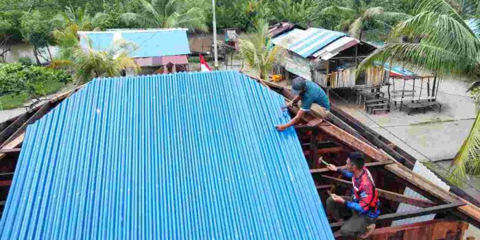 Satgas TMMD Ke-128 Kodim 1710/Mimika Genjot Pembangunan 5 Unit Rumah di Kampung Keakwa, Fokus Pemasangan Atap