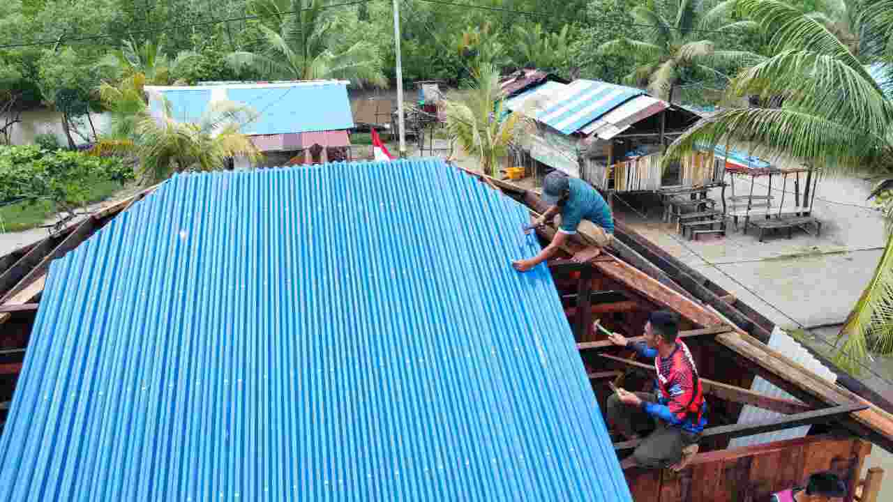 Satgas TMMD Ke-128 Kodim 1710/Mimika Genjot Pembangunan 5 Unit Rumah di Kampung Keakwa, Fokus Pemasangan Atap