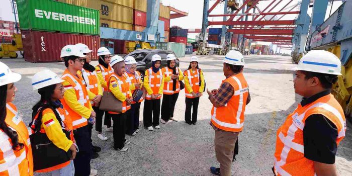Mahasiswa FEB UI Kunjungi IPC TPK, Menyelaraskan Teori Akademik dengan Realita Industri Pelabuhan Modern