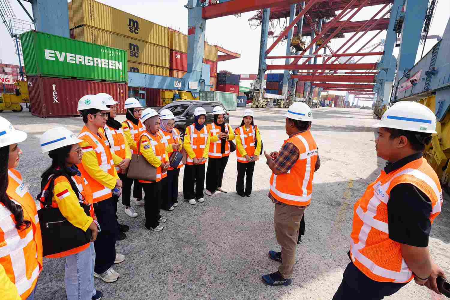 Mahasiswa FEB UI Kunjungi IPC TPK, Menyelaraskan Teori Akademik dengan Realita Industri Pelabuhan Modern