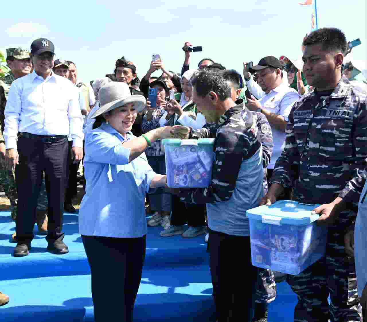 DUKUNG KETAHANAN PANGAN NASIONAL, TNI AL GELAR PANEN RAYA KEDELAI DI KABUPATEN NGANJUK
